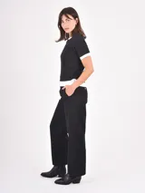 Remera de algodón en color negro con detalles en blanco en el cuello, mangas y ruedo. Presenta un diseño de estilo ringer con terminaciones acanaladas.