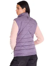 Chaleco acolchado de diseño romboidal en color violeta, con cuello alto y cierre frontal completo. Cuenta con bolsillos laterales con cierre y un ajuste cómodo y ligero.