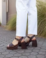 Sandalias de cuero color chocolate con textura símil serpiente, plataforma delantera, taco ancho y tira ajustable con hebilla en el talón.
