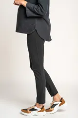 Legging maternal negro de algodón y elastano, tiro alto y calce ajustado.