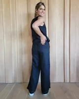 Pantalón de denim azul, de corte recto y tiro alto, con cintura elástica y cordón ajustable. Tiene bolsillos laterales.