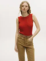 Body sin mangas de tejido acanalado con cuello redondo a la base y espalda baja descubierta. Presenta un corte cavado y cierre inferior con botones a presión.