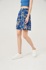 Minifalda verde militar con estampado floral en tonos rosados, con cintura elastizada.