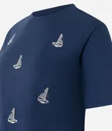 Blusa azul marino de algodón con cuello redondo y mangas cortas. Presenta bordados de barcos de vela en la parte delantera.