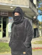 Canguro de polar con capucha y estampado animal print de leopardo en tonos blanco, negro y marrón.