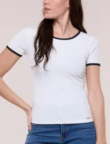 Remera básica de modal acanalado de la marca Elie Tahari, color blanco con ribetes en contraste negro en el cuello y las mangas cortas, de corte ajustado.
