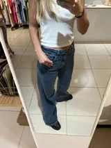 Pantalón de jean azul de corte wide leg.