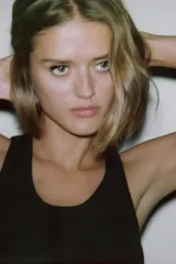 Top negro de corte ajustado (slim fit) con escote redondo y manga sisa.