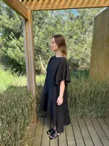 Vestido verde oliva de lino, corte suelto, con mangas abullonadas y volado en el ruedo.