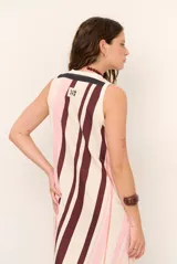 Vestido midi de punto sin mangas, con escote redondo y diseño de rayas verticales en tonos crudo, rosado y marrón oscuro.