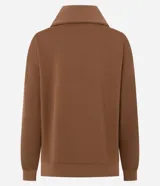 Buzo deportivo de corte oversized en color verde oliva, confeccionado en tejido modal con mezcla de poliéster y elastano. Presenta cuello alto con cierre frontal de cremallera y paneles frontales con textura acanalada. Incluye mangas largas con puños elásticos ajustados.