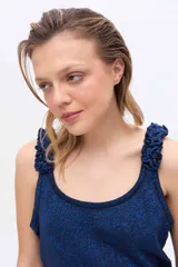 Musculosa de punto azul marino con brillo de lurex, escote redondo y breteles anchos decorados con rulos tejidos.