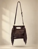 Cartera de cuero vacuno grabado color marrón chocolate, con textura orgánica, flecos laterales de gamuza, manijas integradas y diseño estructurado.