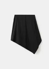 Falda midi negra de tiro medio, con diseño evasé y corte asimétrico.