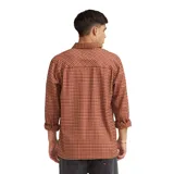 Camisa de manga larga Quiksilver modelo Fresno, de diseño clásico a cuadros en tonos marrón y rojo, con cuello camisero, cierre frontal de botones y un bolsillo aplicado en el pecho con detalle de logo.