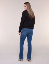Cardigan tipo varsity negro de punto liviano, con cuello redondo, mangas largas y cierre frontal de botones. Presenta detalles de líneas blancas en el cuello, los bolsillos simulados y el ruedo elástico acanalado.