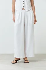Pantalón blanco de lino, corte wide leg y cintura elastizada.