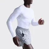 Remera deportiva de compresión de manga larga marca 2XU, color negro, con cuello redondo y diseño ajustado. Presenta detalles gráficos reflectantes en la manga izquierda y el logo de la marca impreso en el pecho.
