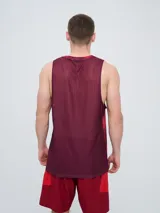 Musculosa deportiva Umbro del Club Nacional de Football, modelo Press para hombre. Diseño sin mangas en tonos azules con estampado abstracto, con el logo de la marca en el pecho derecho y el escudo del club en el izquierdo.
