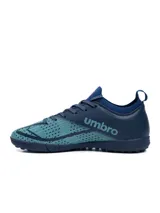 Championes de fútbol Umbro Borel Club TF para césped sintético, color azul marino con detalles en celeste y naranja, y el logo de la marca en el lateral.
