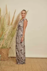 Vestido largo con estampado animal print en tonos marrones y beige, escote en V pronunciado, mangas cortas y abertura lateral en la falda.