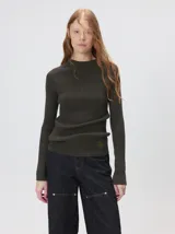 Polera de tejido rib color verde militar, ajustada al cuerpo, de manga larga, con cuello alto y detalle de logo bordado en el borde inferior.