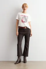 Remera de algodón blanca con estampa frontal de leopardo y texto en color rojo.