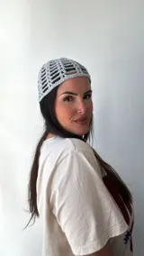 Gorro tipo bucket de crochet color gris, con diseño de red.