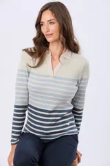 Remera polo de algodón con cuello tejido blanco y diseño de rayas horizontales en tonos rosados, beige y blanco, con efecto degradado. De manga larga y corte slim fit.