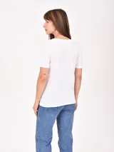 Remera blanca de corte clásico con cuello en V y mangas cortas.