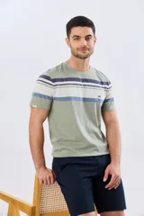 Remera de algodón y poliéster color verde militar con diseño de rayas horizontales en tonos azules, blancos y celestes en la parte superior del pecho. Cuenta con cuello redondo y mangas cortas.