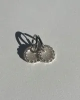 Par de aros de resina azul con borde de strass y arito de acero quirúrgico.