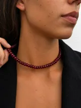 Gargantilla de cuentas facetadas de piedra natural jade color bordó, con diseño minimalista y cierre discreto.