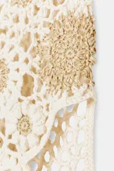 Top tejido al crochet color crudo con apliques de flores en crochet color beige.