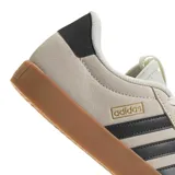 Championes Adidas VL Court 3.0 de color beige con las icónicas tres tiras en tono oscuro y suela de goma tipo cupsole.