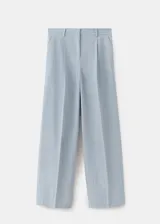 Pantalón de vestir tiro medio con diseño de raya diplomática, trabillas para cinto, dos bolsillos laterales y dos bolsillos de ribete en la parte posterior, con cierre oculto de ganchos y cremallera.