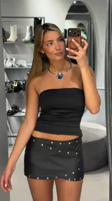 Top strapless negro de corte ajustado y diseño liso.