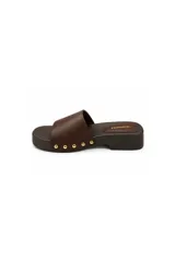 Sandalias tipo zueco marca Paddock, color marrón, con suela plana de plataforma baja, tira ancha en el empeine decorada con tachas doradas laterales.