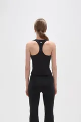 Musculosa deportiva color negro, con cuello cuadrado y breteles anchos, confeccionada en poliamida con ajuste al cuerpo.