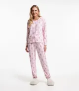 Pijama largo de media malla color rosa con estampado de caras de leopardo. Incluye una blusa de manga larga con cuello redondo y un pantalón con cintura elástica, puños y ruedo ajustados.