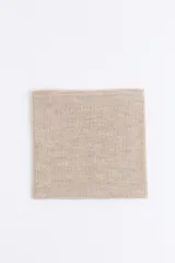 Cuello de punto doble con textura fantasía, diseño versátil y abrigado.