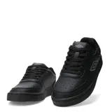 Championes urbanos Umbro modelo Milo, color negro, con diseño de corte bajo, cordones al tono y logo de la marca en el lateral y la lengüeta.