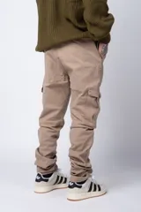 Pantalón cargo color beige, con bolsillos laterales tipo cargo con solapa y cierre de botón, corte recto y ajuste cómodo.