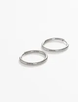 Aros tipo argolla de acero quirúrgico hipoalergénico.