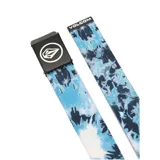 Cinturón de tela con estampado tie-dye en tonos azules, con hebilla metálica negra que presenta el logo de la marca y abridor de botellas integrado en la parte posterior.