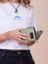 Billetera grande de nylon color azul marino con cierre de cremallera y parche de goma con logo de la marca.