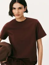 Camiseta de manga corta con cuello redondo, confeccionada en algodón de alta calidad con un corte clásico y versátil.