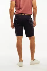 Bermuda tipo chino de gabardina, con cierre de cremallera y botón, bolsillos laterales y traseros, y pasacintos.