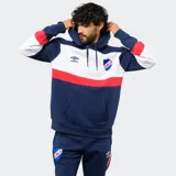 Canguro con capucha de la marca Umbro, oficial del Club Nacional de Football. Presenta un diseño tricolor con bloques en rojo, blanco y azul, bolsillo frontal tipo canguro y cordones ajustables en la capucha.