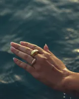 Anillo ancho de alpaca color plateado, con diseño irregular y textura rugosa. Pieza hecha a mano.